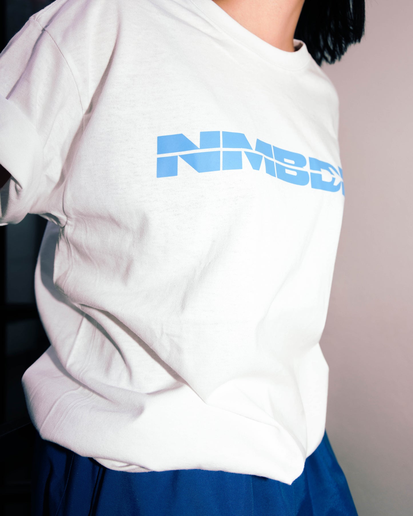 "NMBDM" Camiseta Unisex Fitting - Blanca