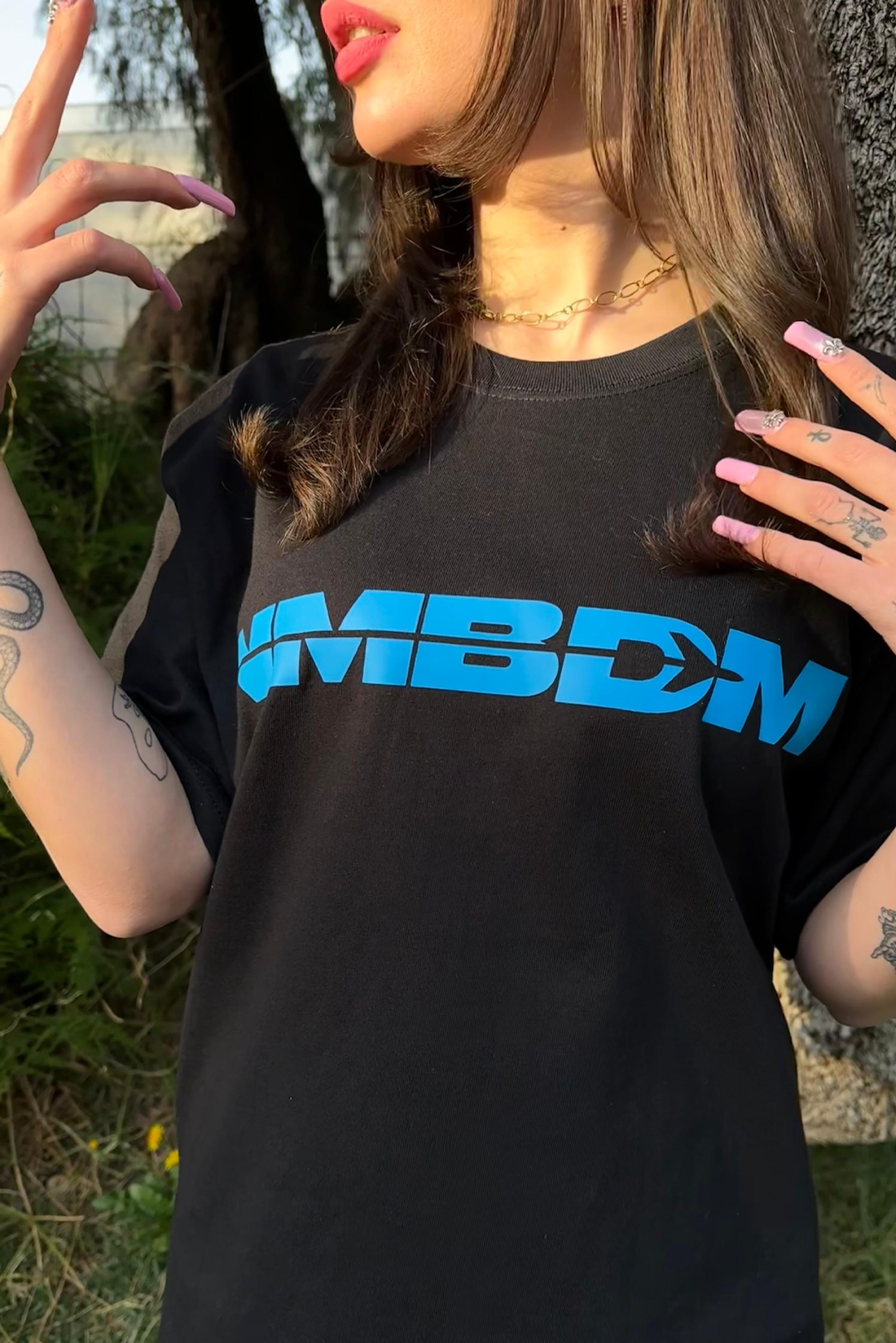 "NMBDM" Camiseta Unisex Fitting - Negra