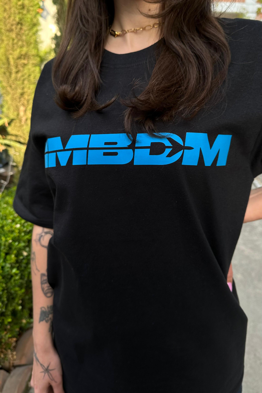 "NMBDM" Camiseta Unisex Fitting - Negra